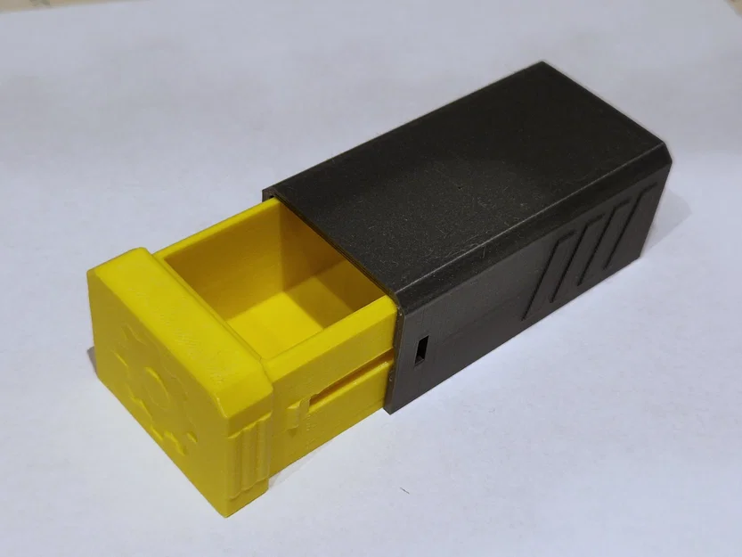 Hộp mini có khóa với cơ chế đóng click - Image 1