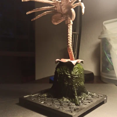 Mô hình Facehugger nhảy ra khỏi trứng (phim Alien)