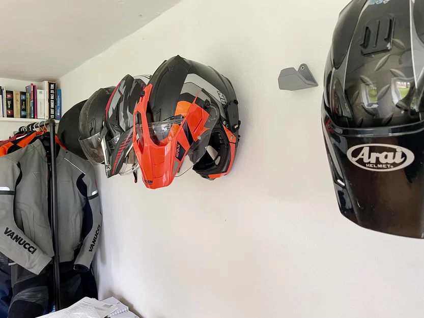 Giá treo mũ bảo hiểm 3D nhỏ gọn, chống bụi bẩn cực hiệu quả - Image 1