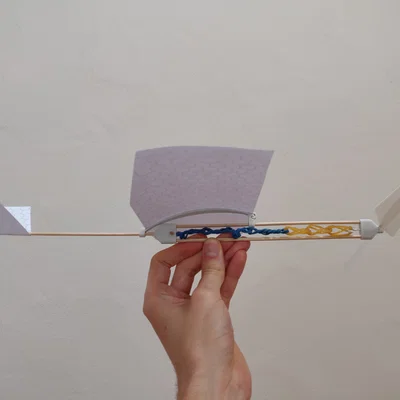 Máy bay mô hình chạy bằng dây thun nhỏ gọn