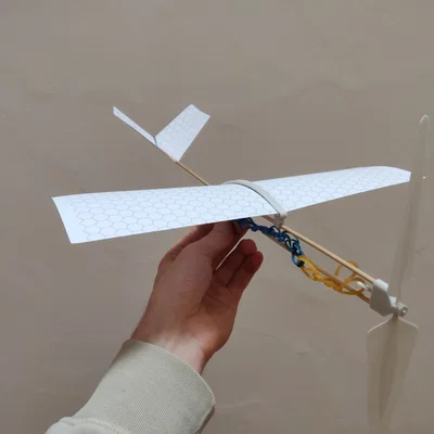 Máy bay mô hình chạy bằng dây thun nhỏ gọn