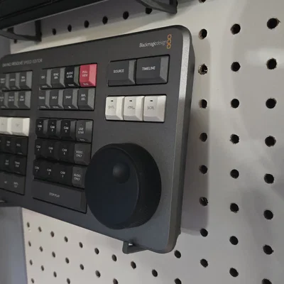 Giá treo bàn phím gắn tường Pegboard gọn gàng, chắc chắn