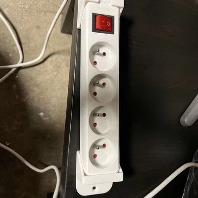 Držák na prodlužovací kabel (Giá đỡ dây nối dài)