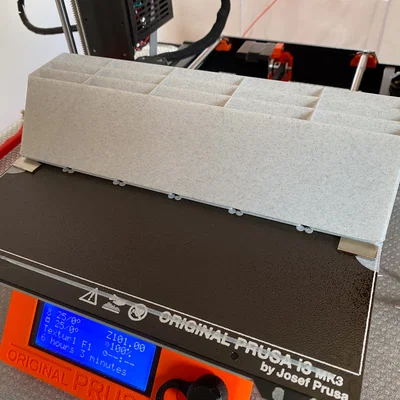 Angled Gridfinity – Khay Gridfinity nghiêng 55° cho bút/marker