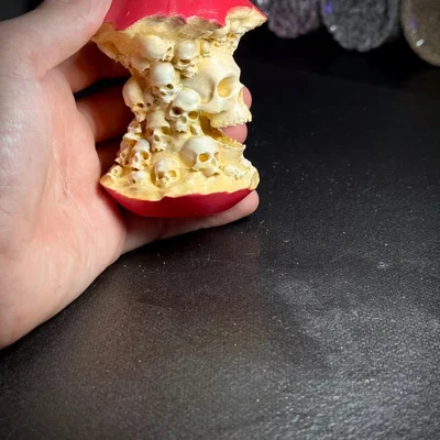 Mô hình trang trí quả táo đầu lâu cực chất cho Halloween