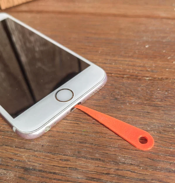 Dụng cụ vệ sinh cổng sạc điện thoại USB-C Lightning Micro-USB - Image 1