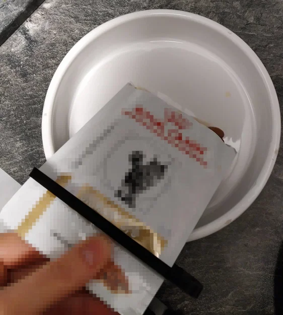 Dụng cụ ép gói thức ăn mèo (Cat Food Sachet Squeezer) - Image 1