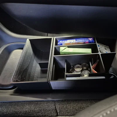 Khay chia ngăn console giữa Polestar 4