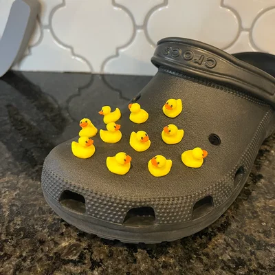 Duck Croc Charm – Charm con vịt gắn Crocs