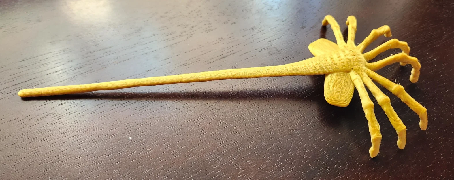 Cây gãi lưng 3D độc đáo lấy cảm hứng từ sinh vật Facehugger - Image 1