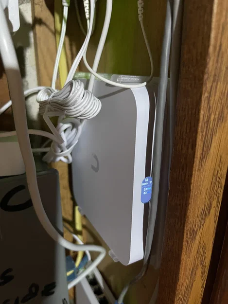 Giá treo tường tối ưu tản nhiệt cho Ubiquiti Cloud Gateway Max - Image 1