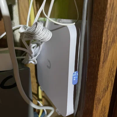 Giá treo tường tối ưu tản nhiệt cho Ubiquiti Cloud Gateway Max