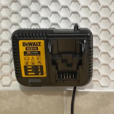 Giá treo sạc pin DeWalt DCB115 cho hệ thống bảng tổ ong HSW