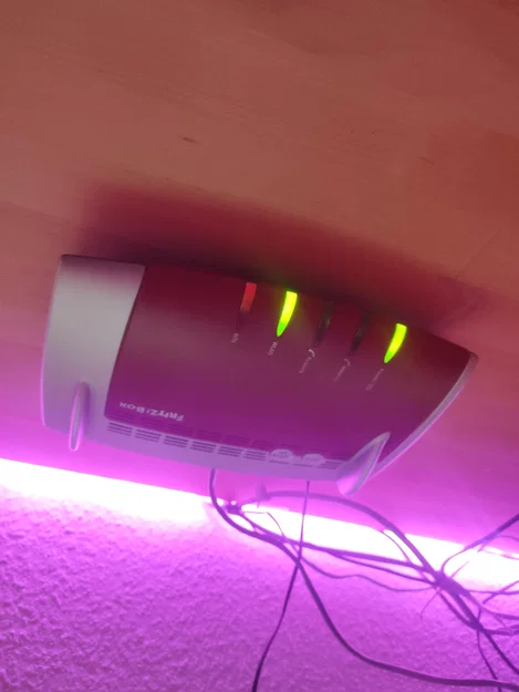 Giá treo router Fritzbox 7490 dưới mặt bàn gọn gàng - Image 3