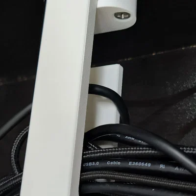 Kẹp giữ dây cáp đa năng (Multiple Cable Holder) gọn gàng cho bàn làm việc