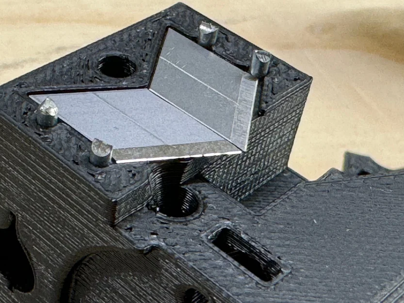 Bộ chọn MMU3 cải tiến với chốt kim loại giữ lưỡi cắt filament - Image 3