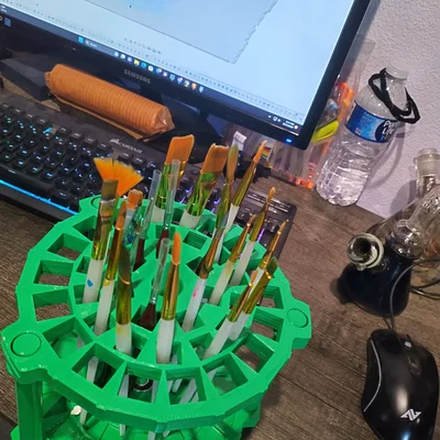 Giá đỡ cọ vẽ xoay 3D tiện lợi cho góc làm việc sáng tạo