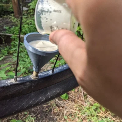Phễu châm sealant cho van Schrader và Presta