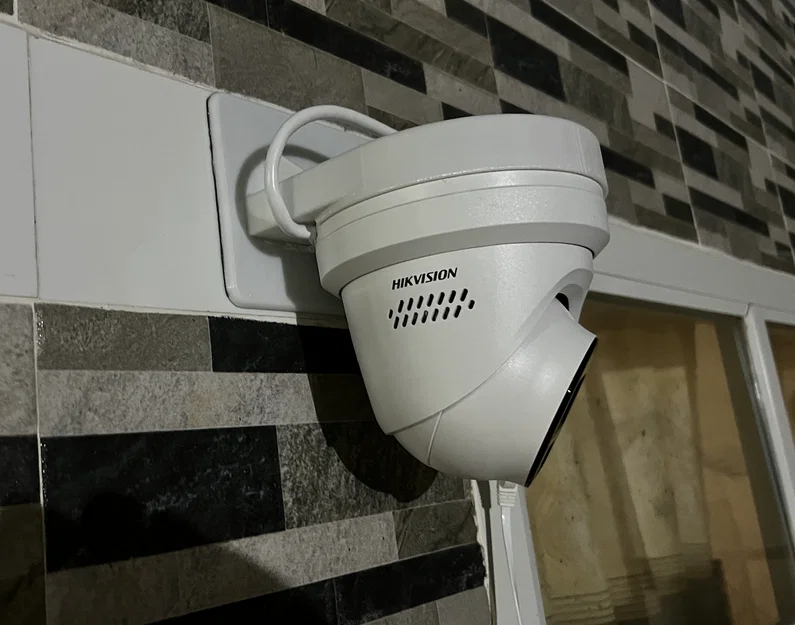 Giá đỡ dán băng keo 2 mặt cho camera Hikvision Dome IP - Image 1