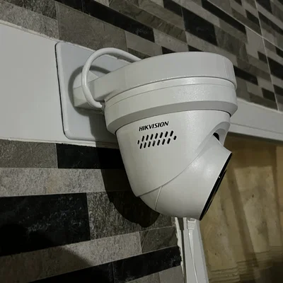 Giá đỡ dán băng keo 2 mặt cho camera Hikvision Dome IP