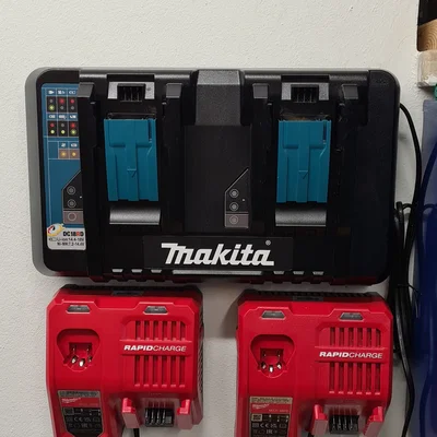 Giá treo (Halterung) cho sạc Makita DC18RD