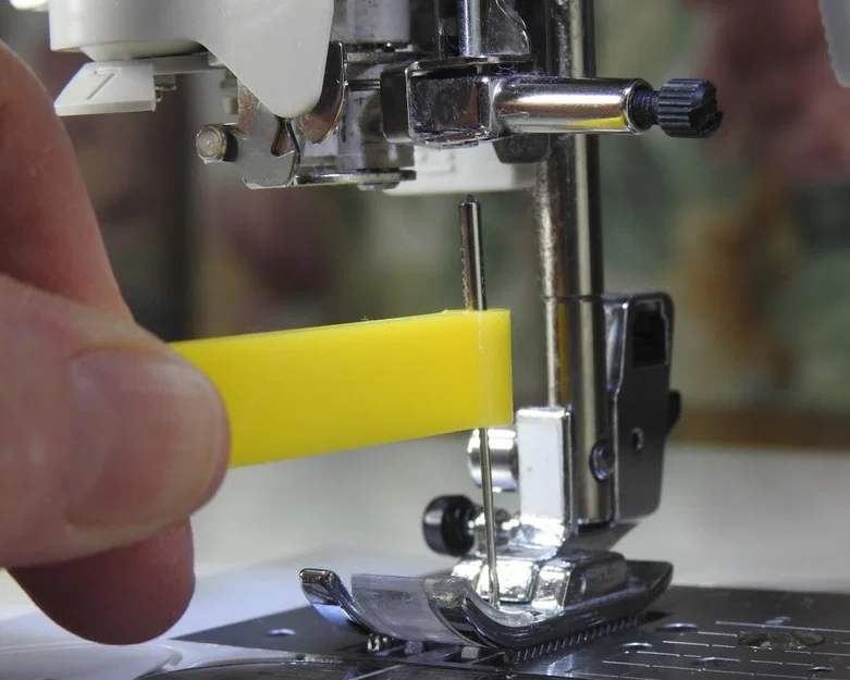 Dụng cụ hỗ trợ gắn/tháo kim máy may (Sewing Machine Needle Tool) - Image 1