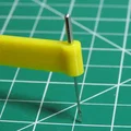 Dụng cụ hỗ trợ gắn/tháo kim máy may (Sewing Machine Needle Tool) - Thumbnail 2