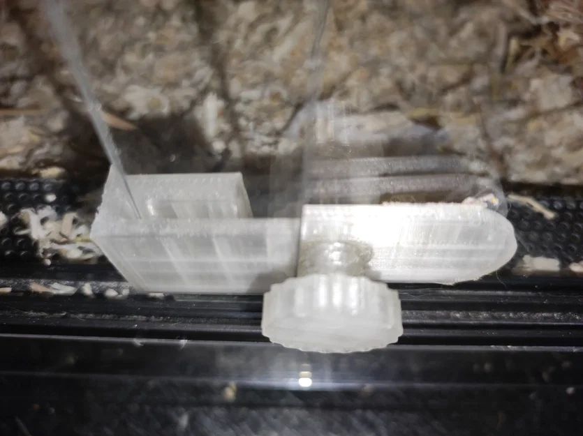 Khóa cho terrarium (cửa kính trượt) — Terrarium (glass slide door) lock - Image 1