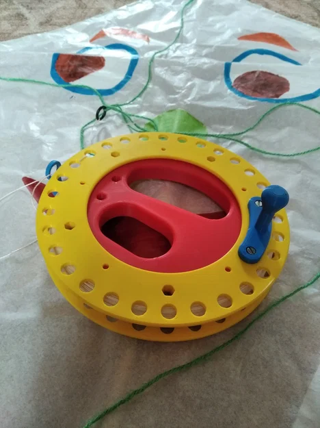 Naviják draka (Kite reel / winder) – Ống cuốn dây diều - Image 1