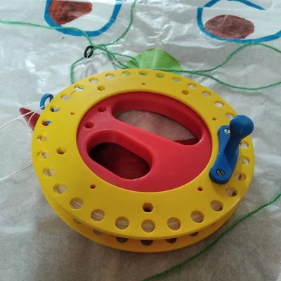 Naviják draka (Kite reel / winder) – Ống cuốn dây diều