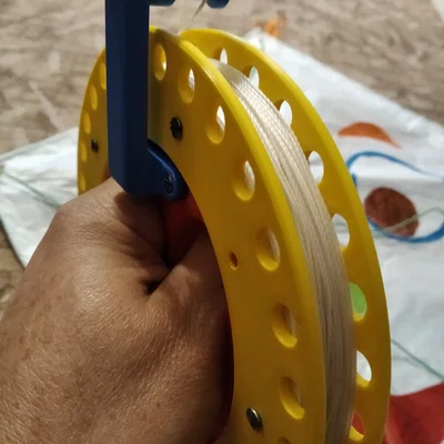 Naviják draka (Kite reel / winder) – Ống cuốn dây diều