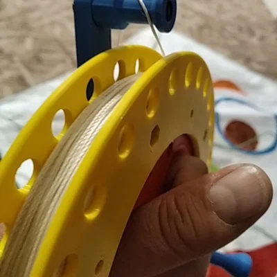 Naviják draka (Kite reel / winder) – Ống cuốn dây diều