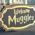 Bảng hiệu Welcome Moggles phong cách Harry Potter - Thumbnail 1