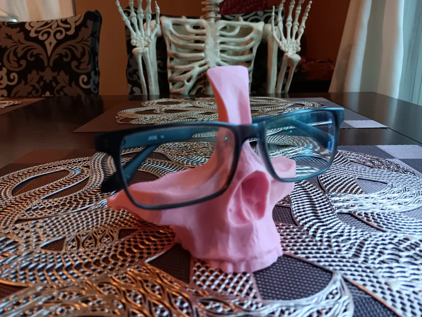 Giá đỡ kính hình đầu lâu có móc treo an toàn - Image 1