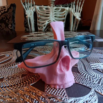 Giá đỡ kính hình đầu lâu có móc treo an toàn