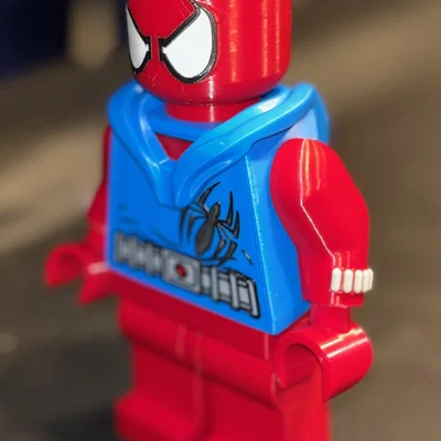 Scarlet Spider Brick MegaFigure (Tỉ lệ 5:1)