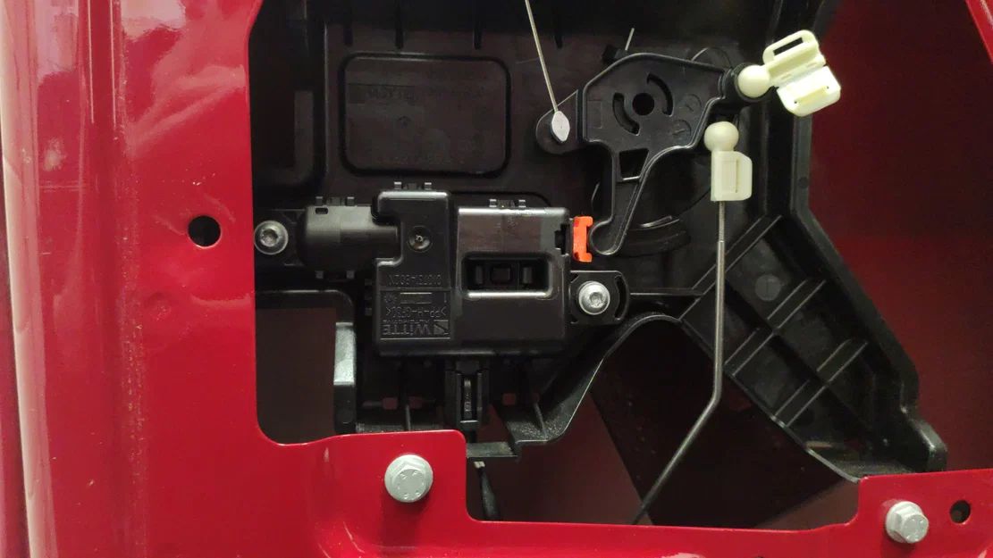VW Caddy – Chi tiết mở cửa khoang hàng (cargo door opener) - Image 3