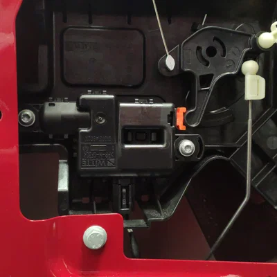 VW Caddy – Chi tiết mở cửa khoang hàng (cargo door opener)
