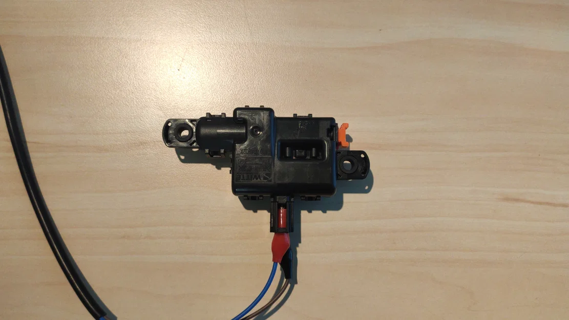 VW Caddy – Chi tiết mở cửa khoang hàng (cargo door opener) - Image 4