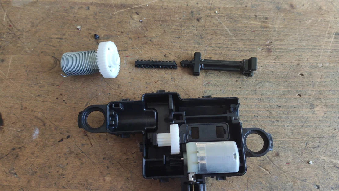 VW Caddy – Chi tiết mở cửa khoang hàng (cargo door opener) - Image 6