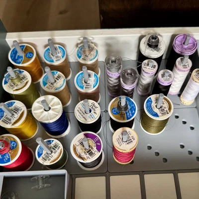Khay giữ chỉ may Gridfinity (Gridfinity Sewing Thread Holder)