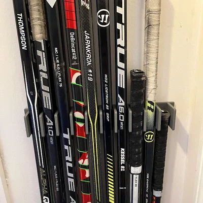 Giá treo gậy hockey gắn tường cho 10 cây