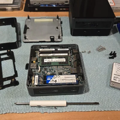 Bộ mở rộng vỏ Intel NUC 10 Slim để lắp SSD/HDD 2.5in