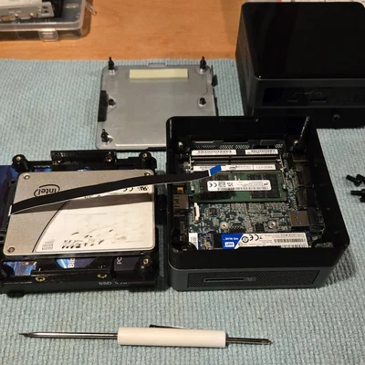 Bộ mở rộng vỏ Intel NUC 10 Slim để lắp SSD/HDD 2.5in