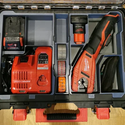 Khay 3D cho thùng Milwaukee Packout đựng máy cắt ống và sạc pin