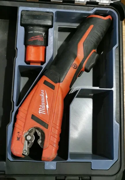 Khay 3D cho thùng Milwaukee Packout đựng máy cắt ống và sạc pin - Image 2