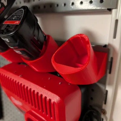 Giá treo pin Milwaukee M12 cho bảng đục lỗ Pegboard 15mm