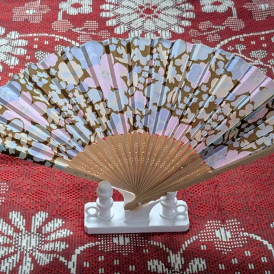 Đế trưng bày quạt tay phong cách phương Đông