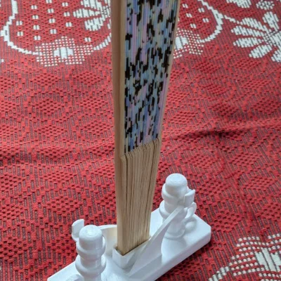 Đế trưng bày quạt tay phong cách phương Đông