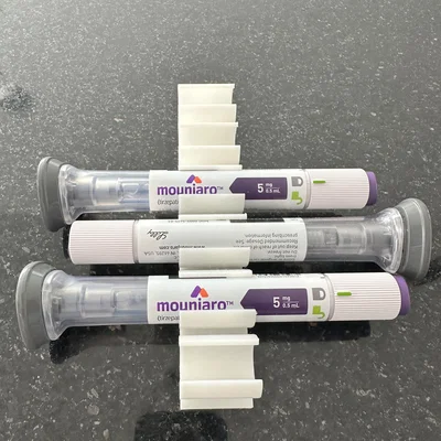 Giá treo bút tiêm Mounjaro in 3D gọn gàng trong tủ lạnh